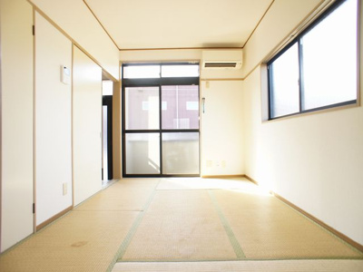 【居間・リビング】 | アップルガーデンＣ | 快適に過ごせるエアコンが付いています♪