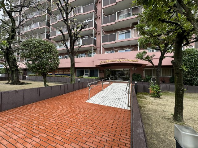 ライオンズマンション東品川のエントランス|スロープがついたエントランス