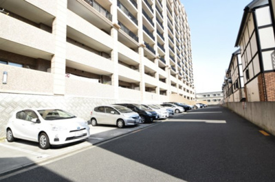 【駐車場】 | ルナコート千里丘の街 | サイトに掲載されていない箇所の写真、撮影してお届けさせて頂きます！気になる物件で、見たい部分の画像が無い場合は、弊社スタッフまでご連絡下さいませ。お客様の気になる箇所を、カメラにて撮影して参ります！
