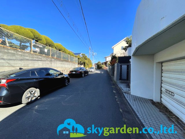 茅ヶ崎市平和町　中古戸建の前面道路含む現地写真