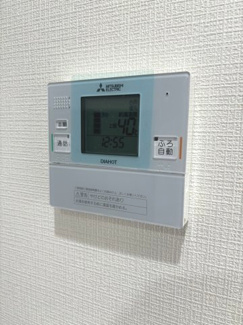 【発電・温水設備】 | パールハイム宮前平 | キッチン横の給湯リモコンです。キッチンからお湯張りが出来て便利ですね。