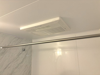 【浴室】 | パールハイム宮前平 | 天候や時間帯に影響されずに、いつでも洗濯物を乾かせる浴室乾燥機を搭載しています。