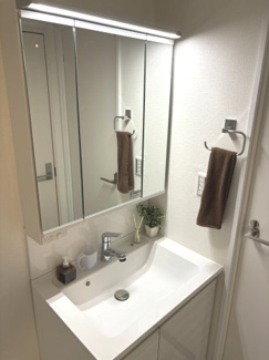 【独立洗面台】 | パールハイム宮前平 | 身支度に便利な三面鏡付き洗面台です