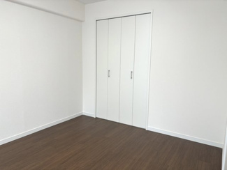 【洋室】 | パールハイム宮前平 | LDK横の明るい洋室　約6帖です。
各居室に収納があります。