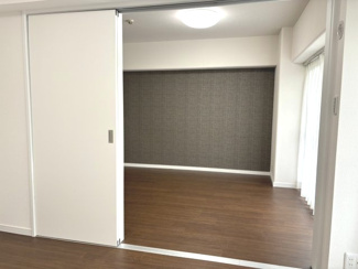 【洋室】 | パールハイム宮前平 | 引戸を開けると、LDKと繋がり広々空間となります。