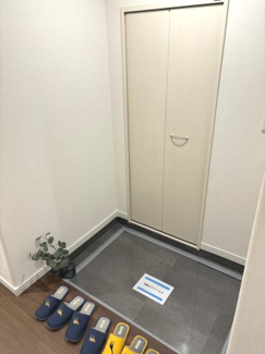 【玄関】 | パールハイム宮前平 | 玄関横に収納があるので、片付いた玄関がキープできます