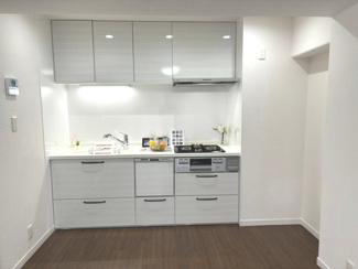 【キッチン】 | パールハイム宮前平 | 白を基調とした清潔感のあるシステムキッチンです。