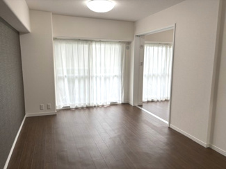 【居間・リビング】 | パールハイム宮前平 | 陽当り良好な南東向きのLDK。様々なテイストのインテリアと調和する、シンプルな内装です。