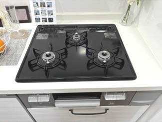 【キッチン】 | パールハイム宮前平 | グリル付き3口コンロで、お料理の幅も広がり、忙しい時間帯も手際よく調理を進めていただけます。