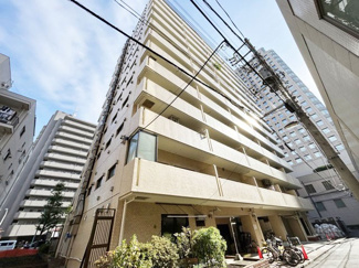 【外観】 | 手入れの行き届いた外壁やエントランスなど、「見ればわかる」レベルで清潔感を保ったマンションです。築年数を感じさせない姿で皆様をお出迎えします。～即日のご見学可能～　お問合せはお気軽にどうぞ。
