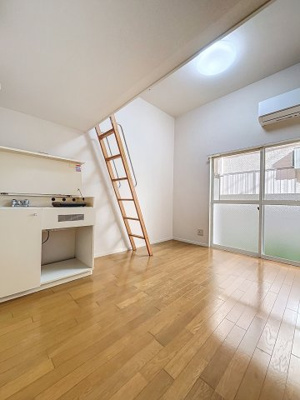 【居間・リビング】 | レオパレス滝野川 | ★お部屋上部にも窓があり明るい室内★