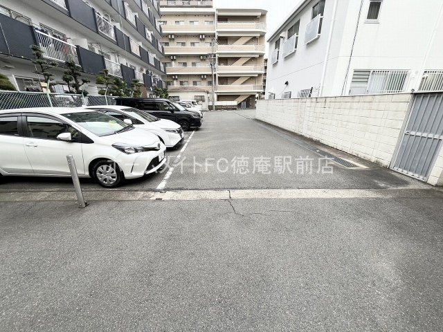大阪市鶴見区諸口６丁目の賃貸マンションの駐車場