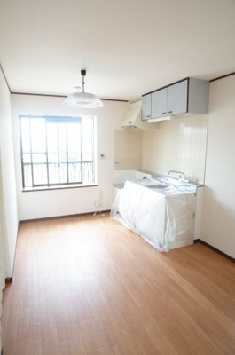 【キッチン】 | ニューエリ―ルⅠ | 冷蔵庫に炊飯器、電子レンジも余裕のスペース☆