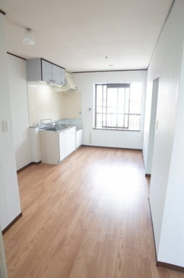 【居間・リビング】 | ニューエリ―ルⅠ | 窓が多いので室内明るく、気持ちがいい！