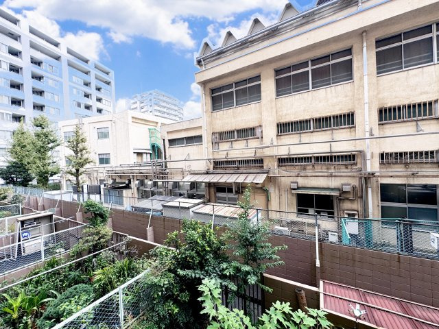 日商岩井東品川マンションの展望|前の建物との距離があるため圧迫感がなく、明るい日差しが差し込みます