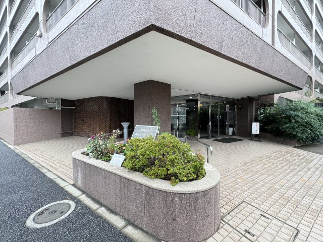 日商岩井東品川マンションのエントランス|緑豊かで重厚感のあるエントランスがお出迎え