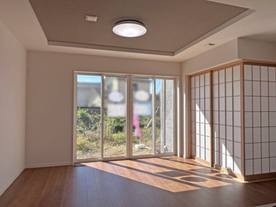 【居間・リビング】 | 四日市市西富田３丁目　建売分譲住宅全１３区画 | １１号棟　ＬＤＫ