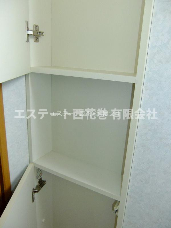 あい星が丘I|トイレに収納棚があります