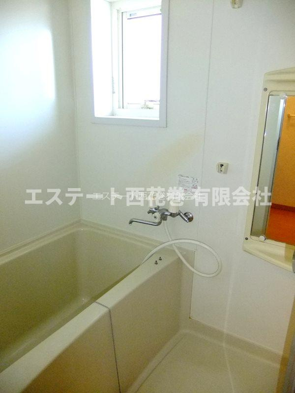 あい星が丘Iの浴室|浴室に窓があります。