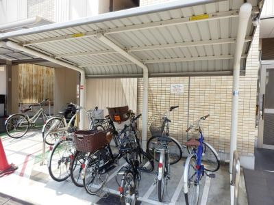 ロイヤルシティーＡＹＡの駐車場|駐輪場