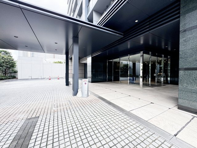 品川イーストシティタワーのエントランス|車寄せスペースを設けた高級感のあるエントランスがお出迎え