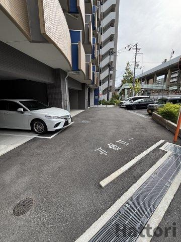 プレサンス江坂ベルフィーヌの駐車場