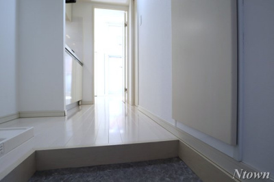 【玄関】 | コンフォート生駒 | 明るい玄関です