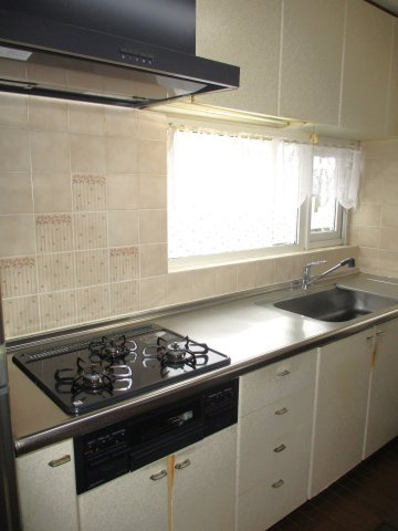 【キッチン】 | 厚別北4条5丁目 | ●自然光で明るいシステムキッチン
●家事動線のスムーズな2Wayキッチン
●2018年(平成30年)3月・レンジフード・ビルトインガスコンロ交換
●都市ガス