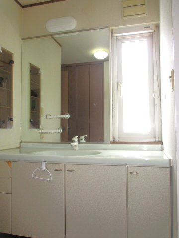 【独立洗面台】 | 厚別北4条5丁目 | ●自然光で明るいユーティリティ　