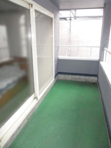 【バルコニー】 | 厚別北4条5丁目 | ●洋室8.9帖には洗濯物干しに便利なバルコニー