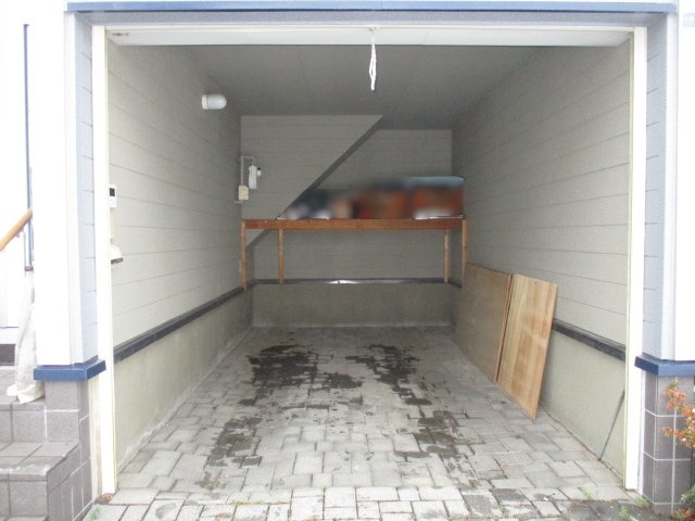 【駐車場】 | 厚別北4条5丁目 | ●雪落としの手間が省ける組込車庫
●奥にはカースペース用品置きに便利な棚板付