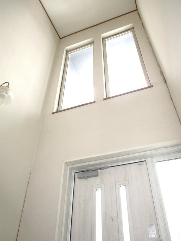 【玄関】 | 厚別北4条5丁目 | ●玄関ホールは解放感のある吹き抜け施工