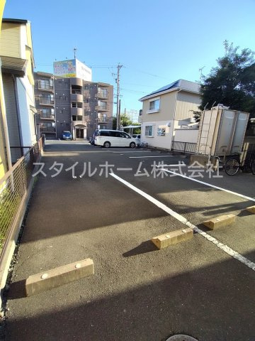 スタジオ・アミの駐車場