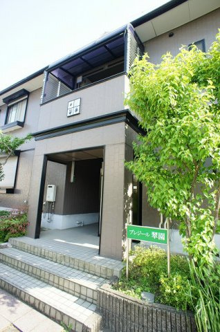 プレジール翠園のエントランス