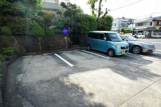 プレジール翠園の駐車場