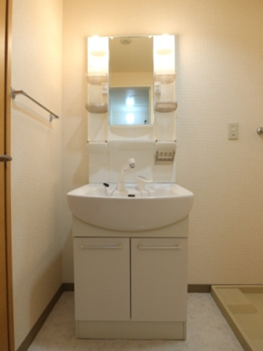 Sunshine Hillsの洗面所|明るい洗面所です