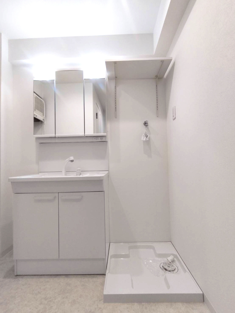 シーサイドコーポ芦屋の独立洗面台|三面鏡、シャワー水栓付き洗面化粧台新規交換済みです。