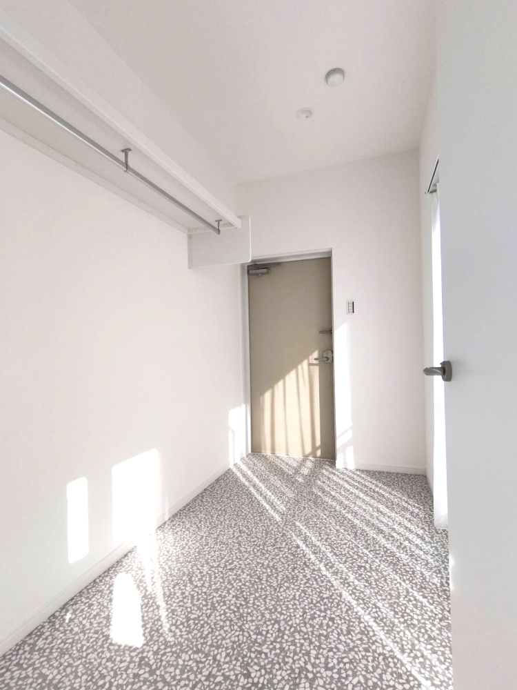 シーサイドコーポ芦屋の収納|かなり広いウォークインクロゼットがあります。雨の日に洗濯物を干すスペースとしても利用できます。