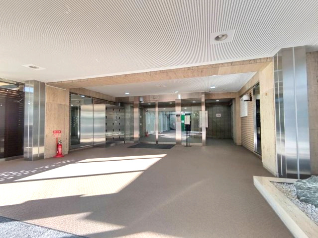 シーサイドコーポ芦屋のエントランス|清潔感のあるエントランスです。オートロックもありセキュリティーも充実しております。