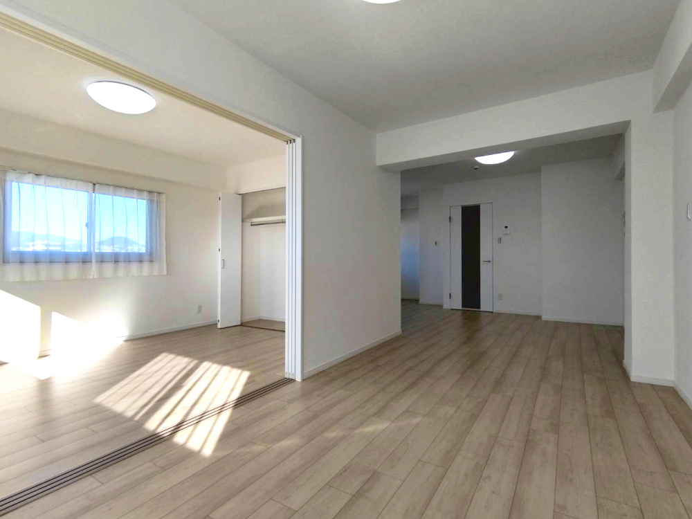 シーサイドコーポ芦屋の居間・リビング|LDK約16.0帖　室内リフォーム済み住戸です。