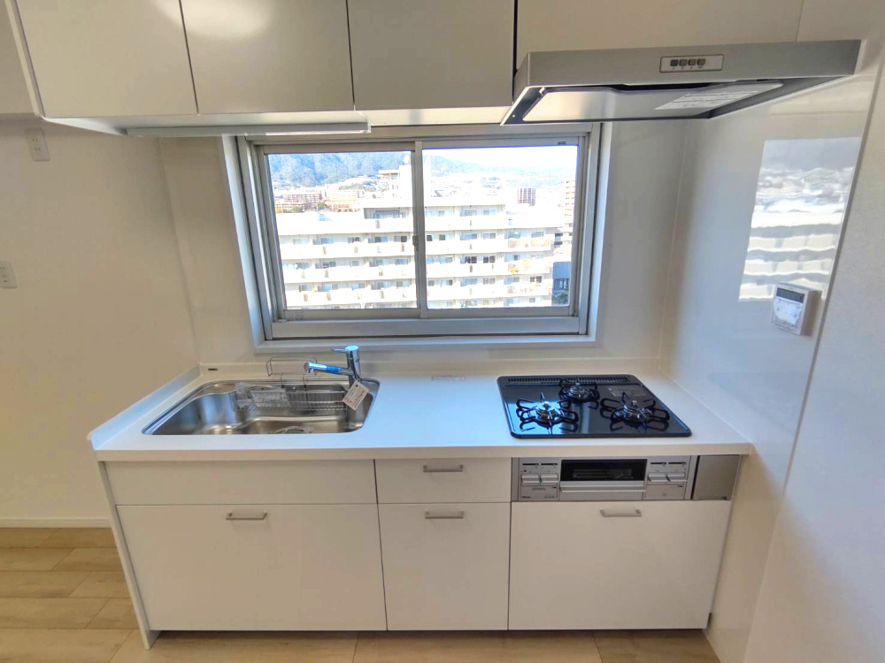 シーサイドコーポ芦屋のキッチン|３口コンロ、浄水器一体型水栓付きシステムキッチン新規交換済みです。