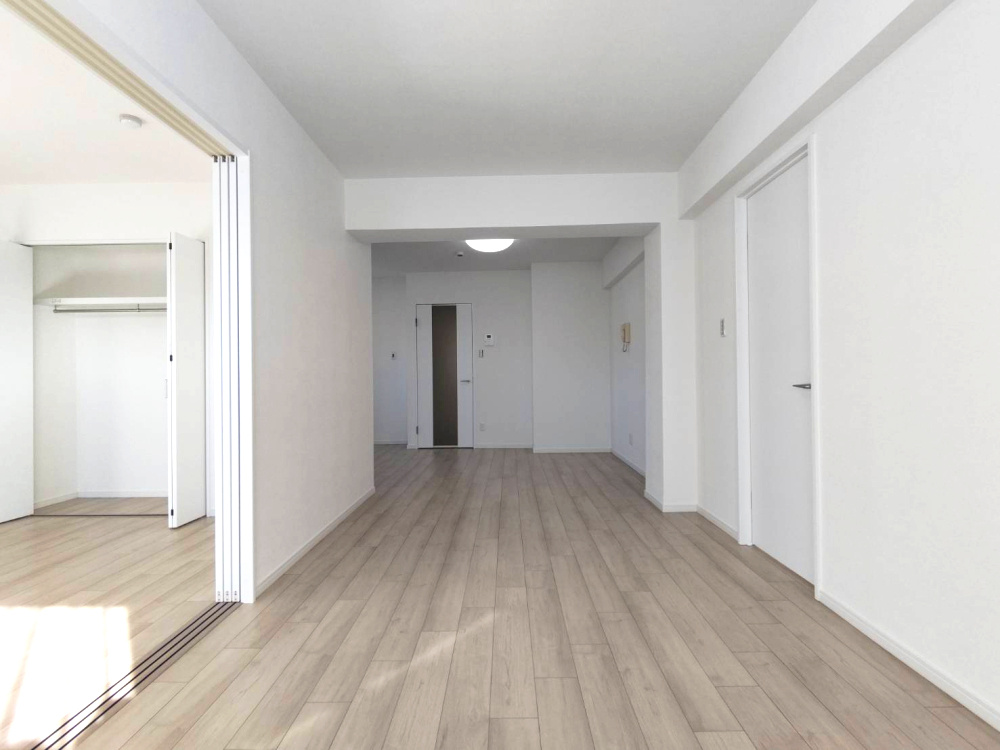 シーサイドコーポ芦屋の居間・リビング|LDK約16.0帖　室内リフォーム済み住戸です。