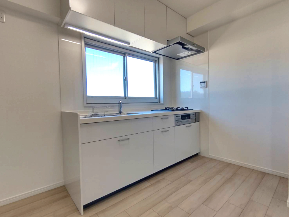 シーサイドコーポ芦屋のキッチン|３口コンロ、浄水器一体型水栓付きシステムキッチン新規交換済みです。