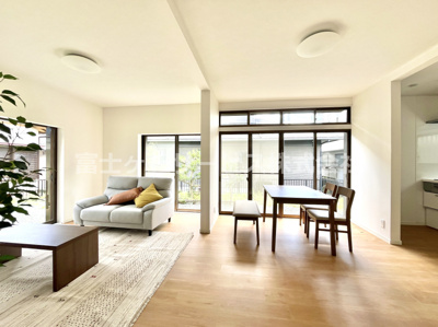 【居間・リビング】 | 磐田市豊岡 中古戸建て  | １６帖のLDKです