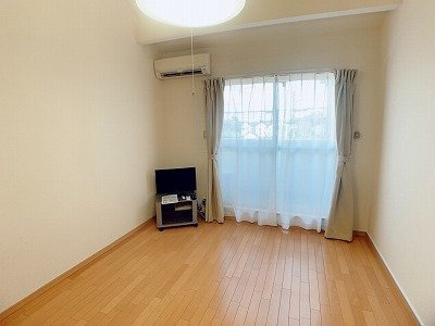 レオパレス清荒神ＬＡ１の居間・リビング