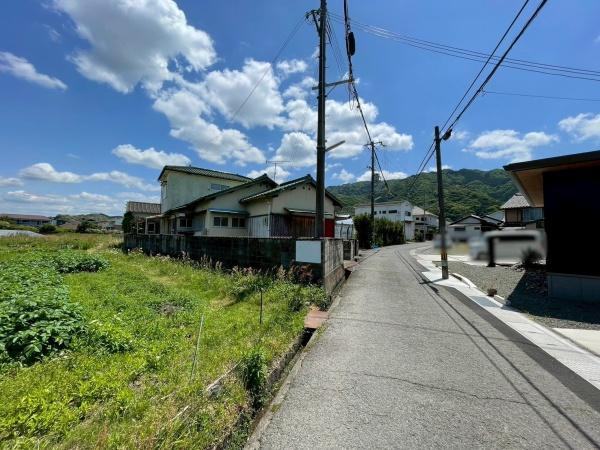 海南市鳥居　中古戸建の前面道路含む現地写真