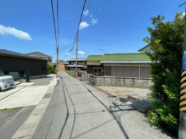海南市鳥居　中古戸建の前面道路含む現地写真