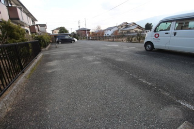 【駐車場】 | フォンテーヌ | 駐車場があるので、車を買う予定の方も安心です