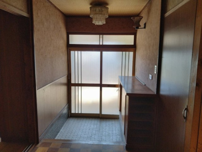 【玄関】 | 岡谷市川岸中１丁目 中古住宅⑳ | 玄関