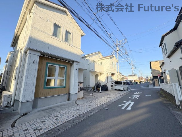 吉川市吉川1丁目　中古戸建の前面道路含む現地写真|前面道路含む現地写真です。